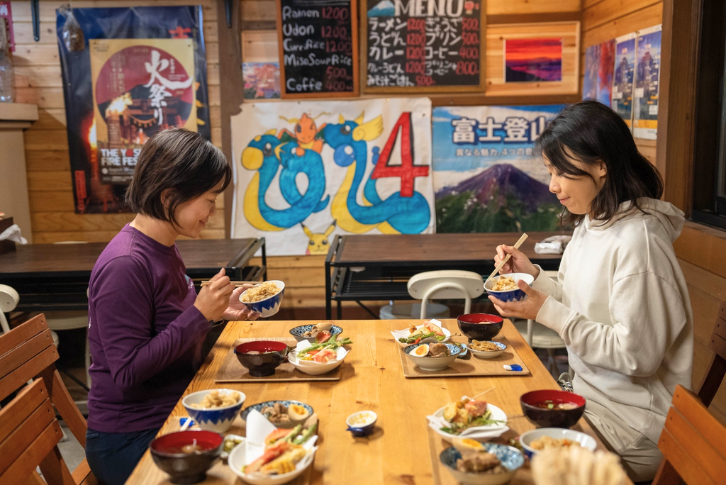 山屋用餐，山小屋不是只有咖哩飯，帶您在山小屋享用豐盛的晚餐/次日早餐。品嚐山屋老闆娘精心準備的料理，如野菇炊飯、炸天婦羅和布丁甜點等，這些都是使用當地或山林採摘的食材，每一口都有著山林獨有的鮮味。本山泊體驗行程專屬的限定菜單。