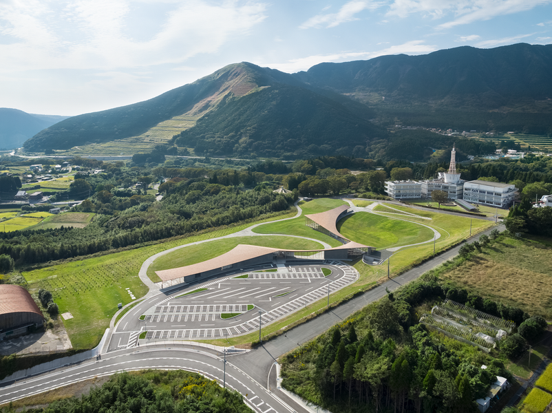 KIOKU 熊本地震震災博物館博物館，運用了當地的天然資源，如杉木和南阿蘇的黃土，並邀請當地兒童參與建材創作，並應用在建築設計中，不僅培養兒童建築人才，也讓訪客從地震災害的活教材學習經驗，傳承這些記憶。