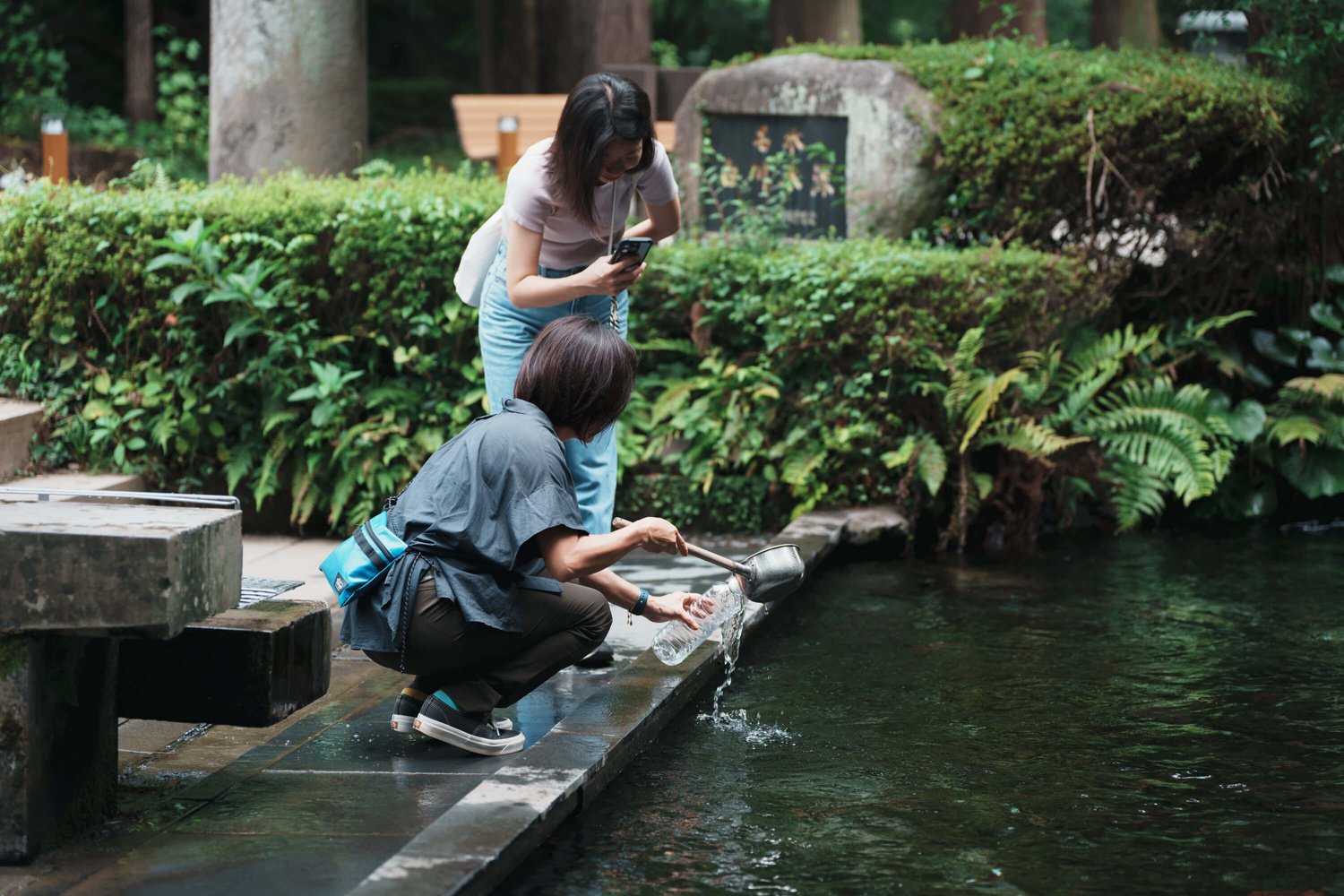 被綠色森林環繞的「白川水源」，
是一級河流白川的總水源，被日本評選為「名水百選」之一的知名景點，從地底帶著沙石噴湧而出的泉水，不僅水質非常清澈，這裡的「水」還可直接飲用，成為熊本縣具有代表性的泉水。◎BreatheTOKYO東京深呼吸深度旅遊探索