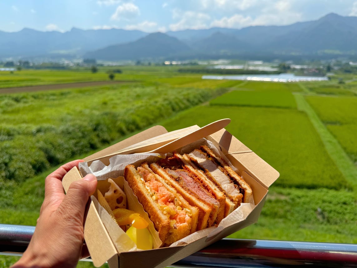 體驗熊本旅行獨家的午宴，在田園美景的陪襯，在列車中享用美味的赤牛和牛料理的高檔風味餐盒，一邊眺望車窗外的景色一邊享用午餐！